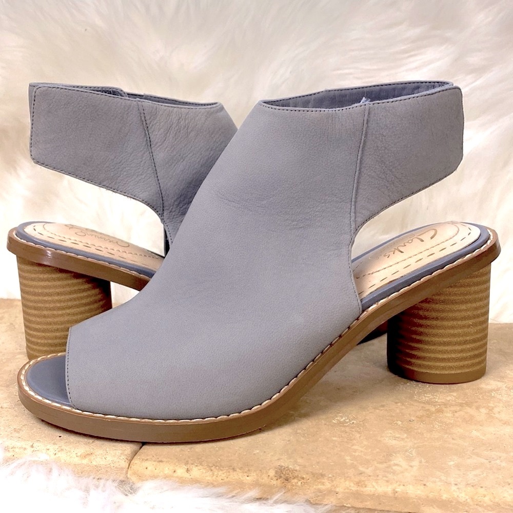 Clarks
Somerset Women's Glacier Charm Peep-Toe Shooties